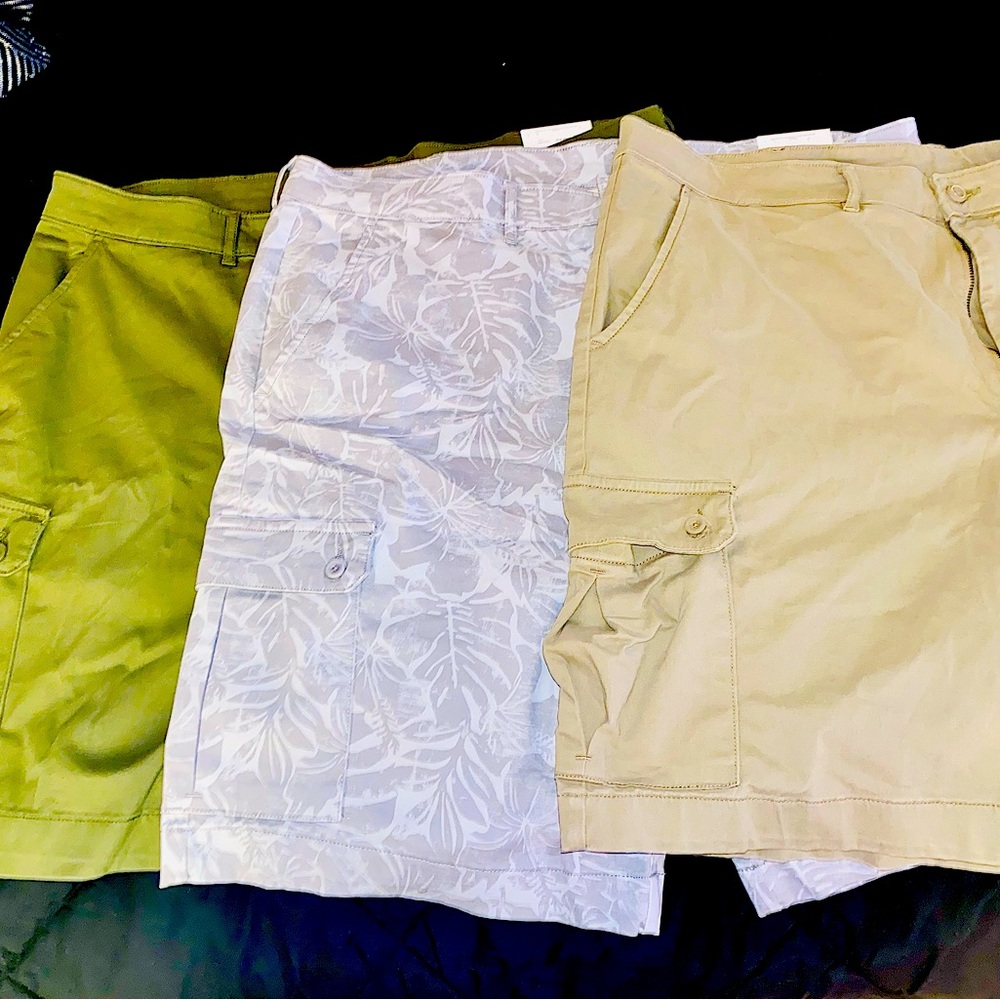 Mens St. John’s Bay khaki cargo shorts.